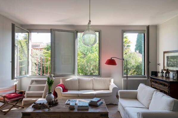 Smart TV - Canal Views and a Secret Garden in Giudecca (Venezia)