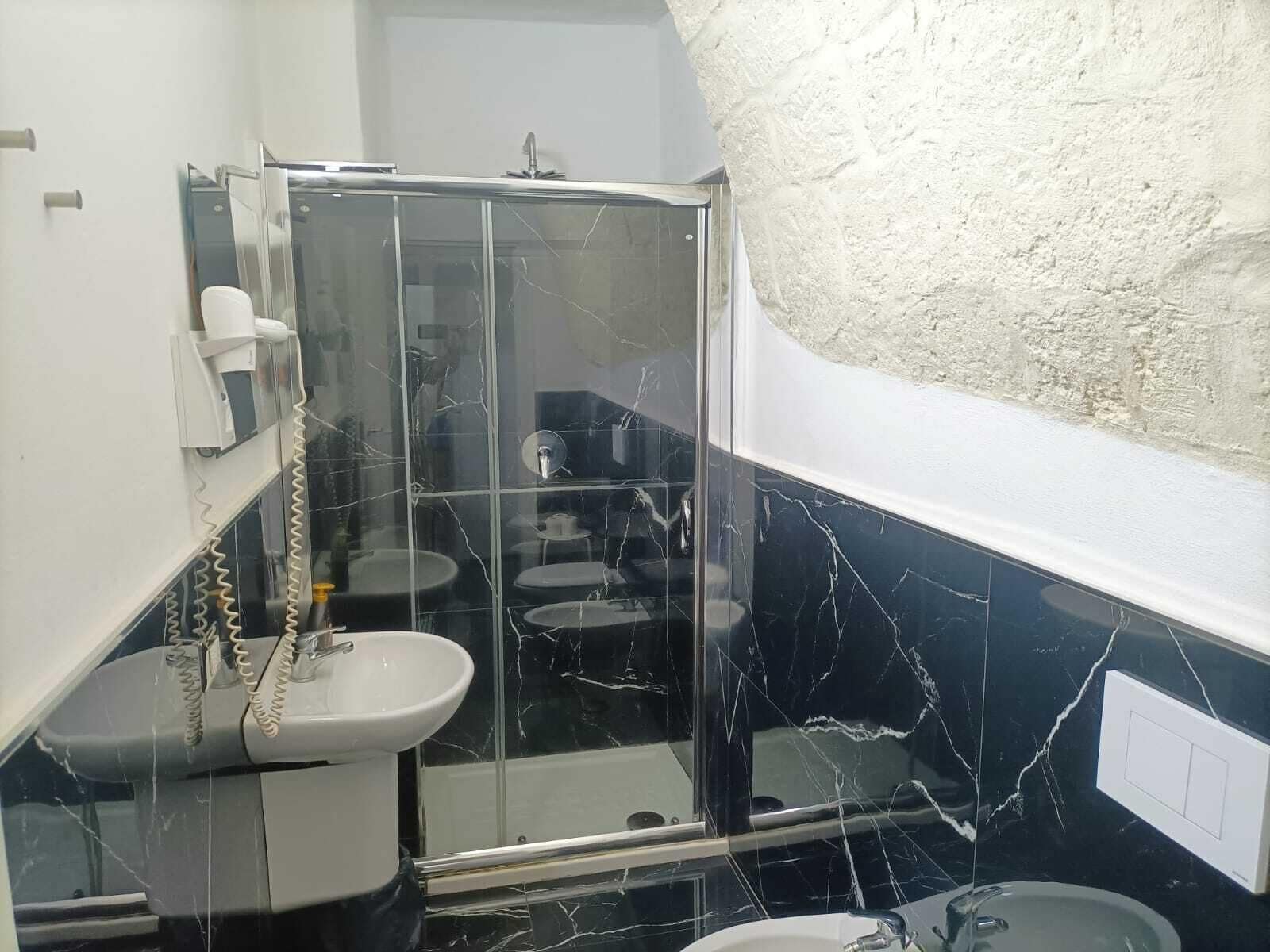 Foto - Newhouse Rooms BLACK & WHITE