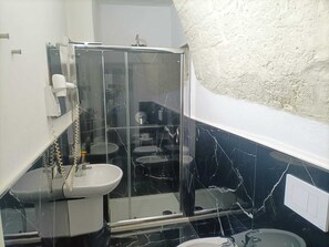 Exclusive-Dreibettzimmer | Badezimmer