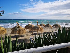 Tæt på stranden, liggestole, badehåndklæder