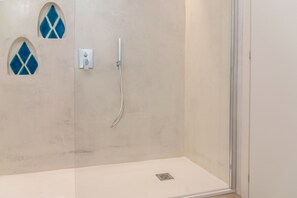 Ducha, secador de pelo, bidé y toallas