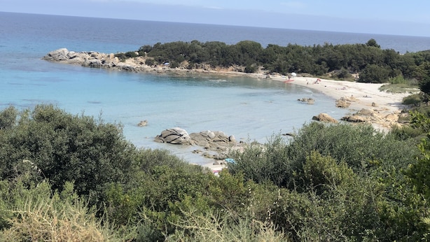 A coastal landscape with rocky shores, clear blue waters, and dense greenery. - Cozy House close to the sea (Foxi Lioni)