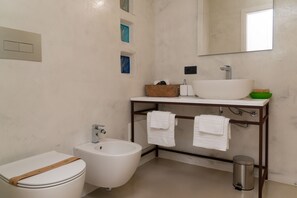 Dusche, Haartrockner, Bidet, Handtücher