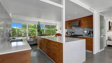 Rumah | Dapur pribadi | Lemari es besar, microwave, oven, dan kompor