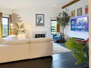 Living area - Beautiful Townhouse near Hospital (Amarillo)