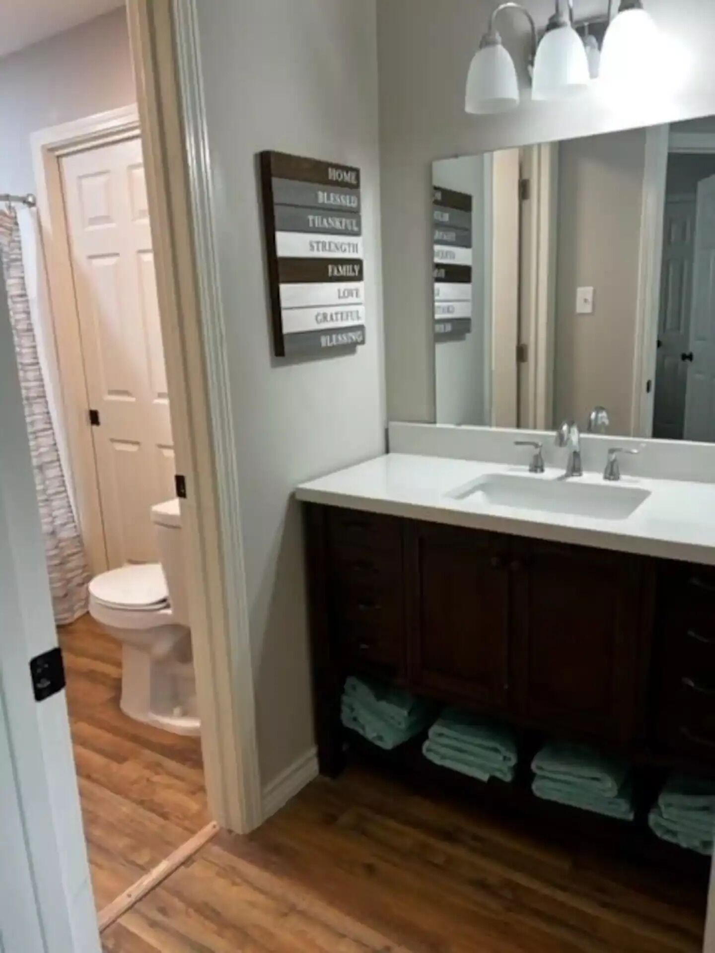 Hiustenkuivaaja, pyyhkeet, saippua, sampoo