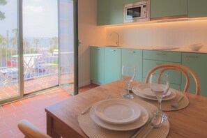 公寓, 1 張標準雙人床及 1 張梳化床, 海景 | 客廳 | 43 吋智能電視連數碼電視頻道