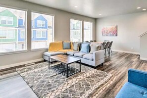 Living area - Newer 3 bdr near Snowbasin, Hill AFB, Ogden, Pets (Layton)