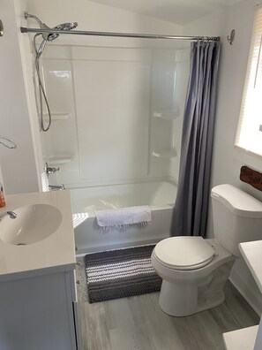 Hair dryer, towels, soap, toilet paper - Bubba Butler's Cottage (Locust Hill)