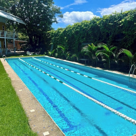 Una piscina al aire libre