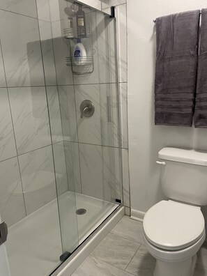 Dusj, hårføner, håndklær og såpe