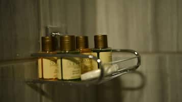 Shower, pancuran hujan, perlengkapan mandi gratis, dan pengering rambut