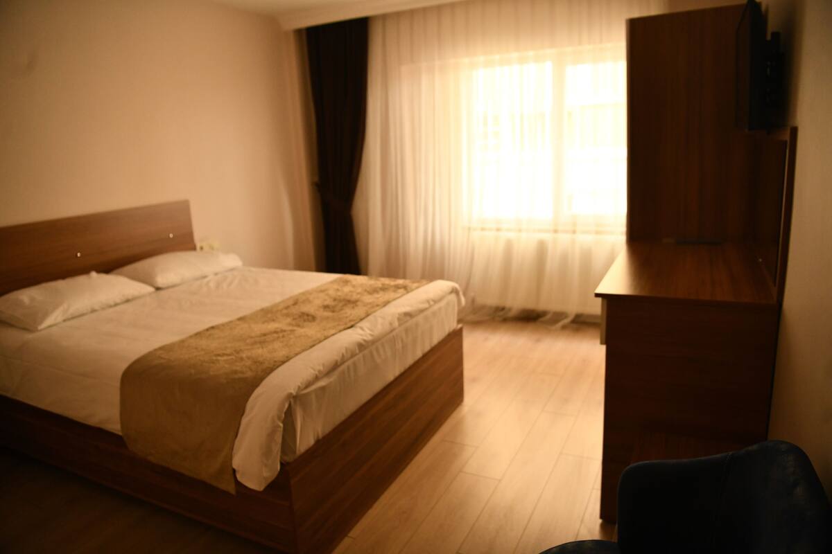 ห้องเบสิกดับเบิล | เครื่องนอนระดับพรีเมียม, โต๊ะทำงาน, ห้องเก็บเสียง, Wi-Fi ฟรี