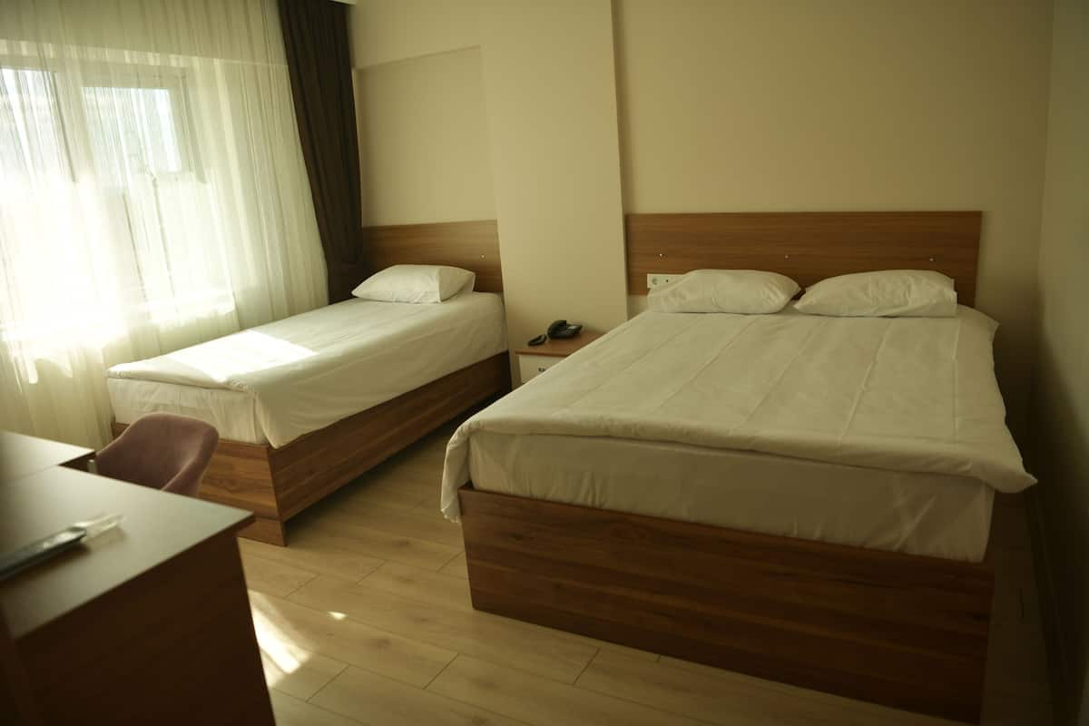 ห้องเบสิกทริปเปิล | เครื่องนอนระดับพรีเมียม, โต๊ะทำงาน, ห้องเก็บเสียง, Wi-Fi ฟรี