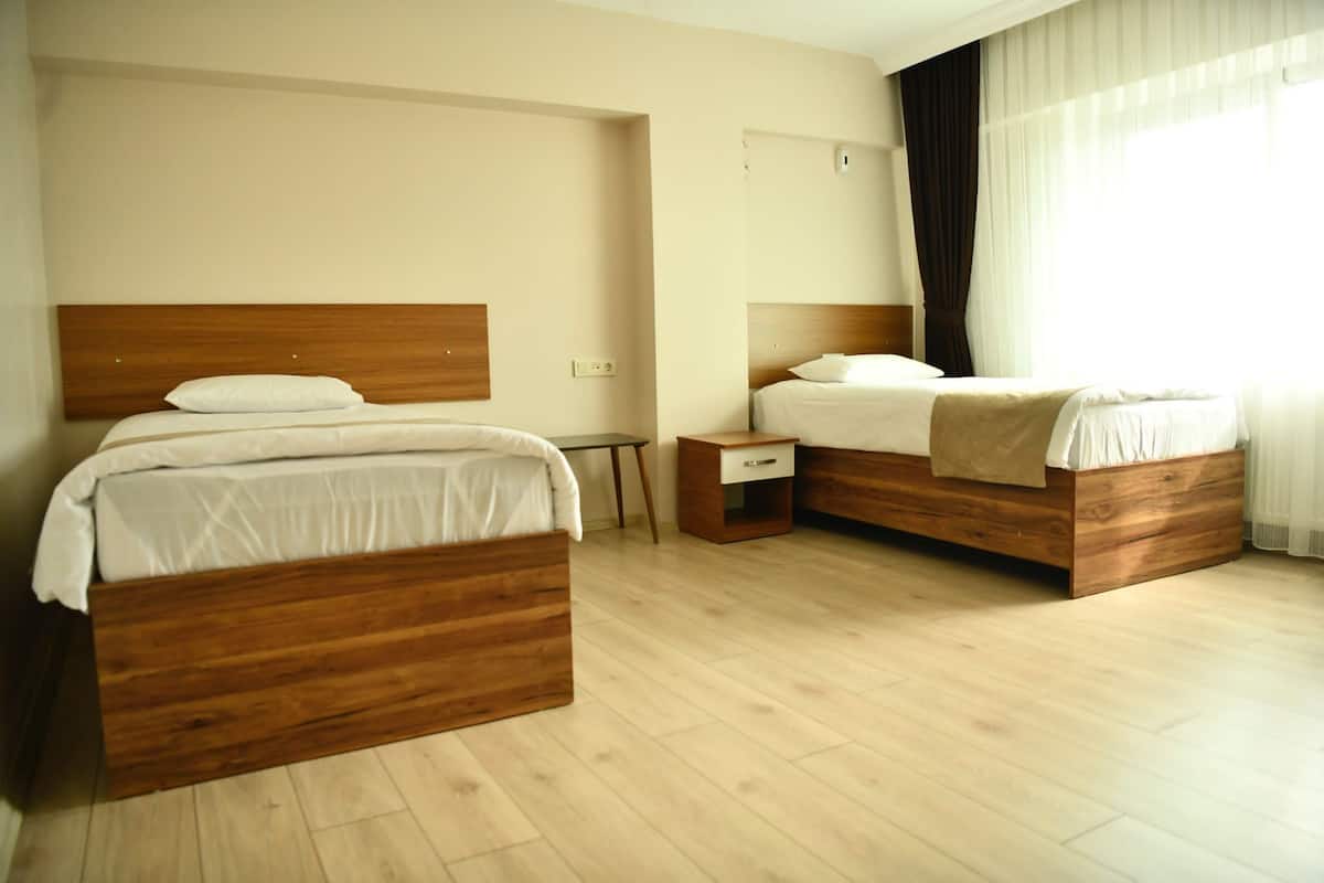 Camera Basic con letto matrimoniale o 2 letti singoli | Biancheria da letto di alta qualità, una scrivania, insonorizzazione