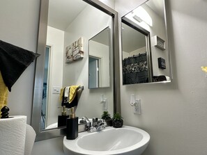 Sèche-cheveux, serviettes fournies, savon, shampoing