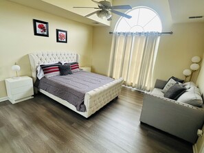 4 slaapkamers, een strijkplank/strijkijzer, gratis wifi, beddengoed