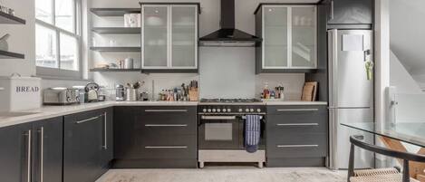 Kühlschrank, Mikrowelle, Ofen, Herdplatte