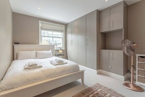 2 habitaciones, escritorio y ropa de cama