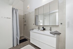 House | Bathroom | Shower, free toiletries, hair dryer, towels