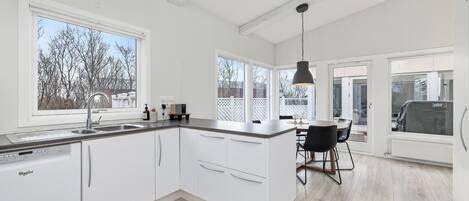 House | Private kitchen | Fridge, microwave, oven, dishwasher