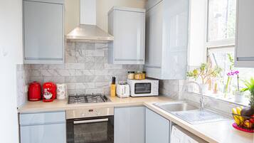 Kühlschrank, Mikrowelle, Ofen, Wasserkocher mit Kaffee-/Teezubehör