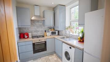 Kühlschrank, Mikrowelle, Ofen, Wasserkocher mit Kaffee-/Teezubehör