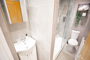 Shower, hair dryer, towels, soap - Hammersmith Apollo 1 Bedroom Apartment (London)