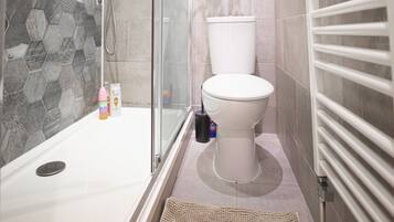 Dusche, Haartrockner, Handtücher, Seife