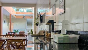 Café da manhã self-service grátis todos os dias