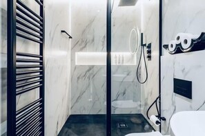 Hair dryer, towels, soap, shampoo - Elegant London apartment in the heart of Chelsea (London)