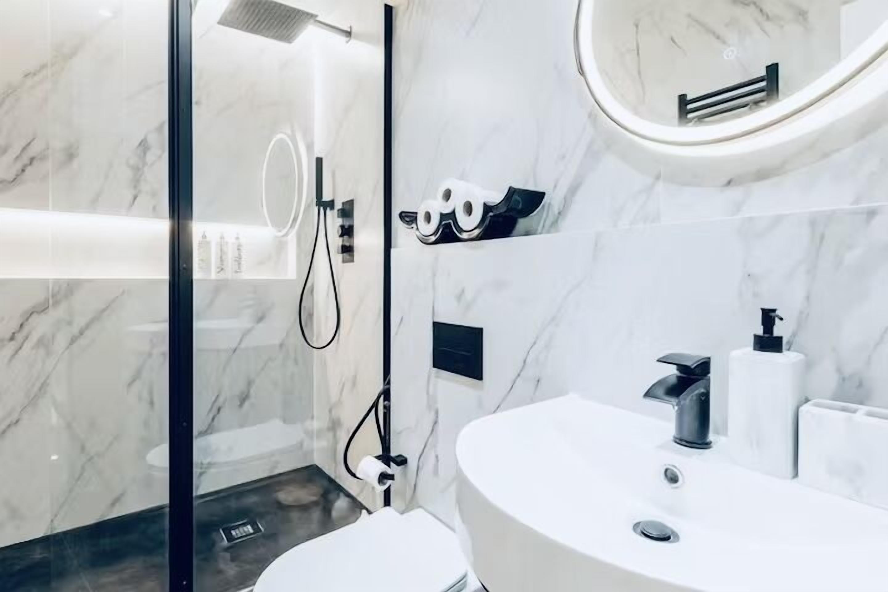 Een haardroger, handdoeken, zeep, shampoo