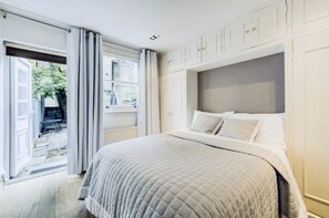 2 habitaciones, tabla de planchar con plancha y cuna de viaje 