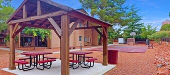 Sedona Cozy Condo with Pool, Walk to Restaurants, 4-Min to Hiking, Near Stores