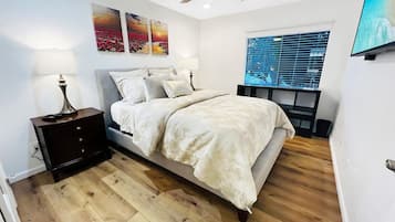 1 habitación, escritorio, tabla de planchar con plancha y cuna de viaje