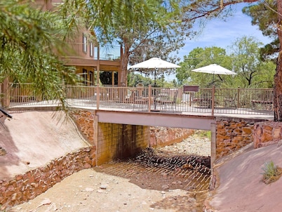 Sedona Cozy Condo with Pool, Walk to Restaurants, 4-Min to Hiking, Near Stores