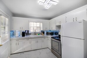 Microwave, oven, stovetop - 573-Modern Pet Friendly Oasis in East Lake (Decatur)