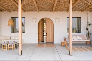 Terrace/patio - 'Desert Wild' Joshua Tree, Pool and Hot Tub (Joshua Tree)