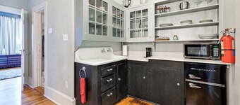 Historic Decatur Apt w/ City Square Views