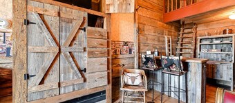 Western-Themed Decatur Studio on Main Street!