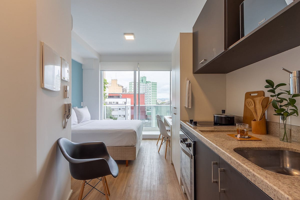 Estudio superior | 1 dormitorio, tabla de planchar con plancha, wifi gratis y ropa de cama
