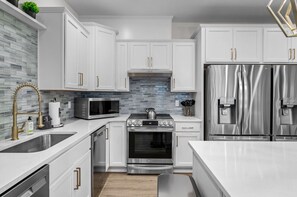 Refrigerador, microondas, horno, placa de cocina