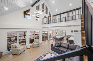 Smart TV, chimenea, videojuegos, mesa de ping pong