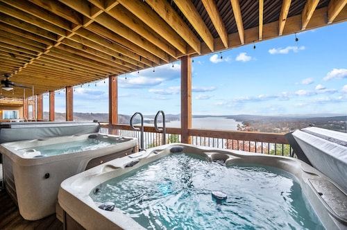 Slide `n` Bounce Lodge: Private Playspace, Hot Tubs, Lakeview, Sleeps 36