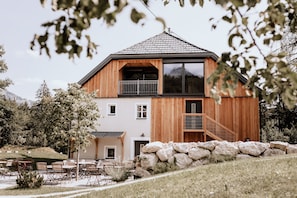 Caja de seguridad en la habitación y decoración personalizada