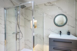 Apartment | Bathroom | Shower, hair dryer, towels - Modern Apartment Near Wembley Stadium (Wembley)