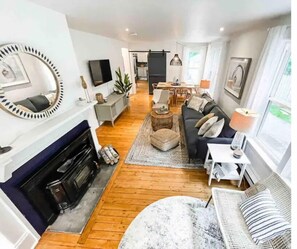 Smart TV, fireplace, books, stereo - Luxury Accomodation, Footsteps from the Ocean.
(Chester)