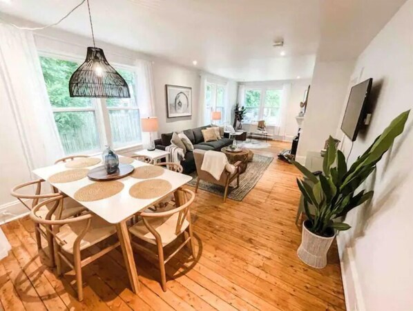 Dining - Luxury Accomodation, Footsteps from the Ocean.
(Chester)