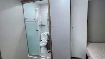 Deluxe Twin Room | Bathroom | Free toiletries, slippers