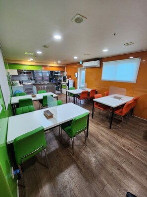 Free daily buffet breakfast - Gangnam Best Dormitory (Seoul)